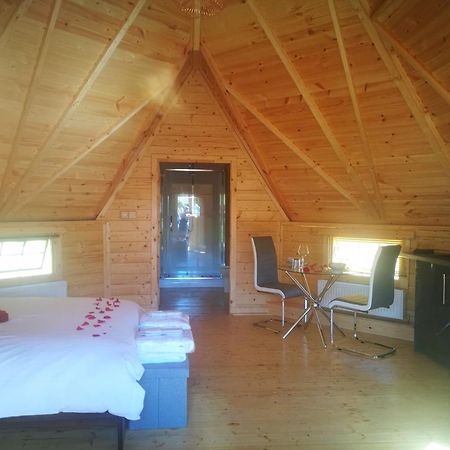 Romantic Rural Retreats Crewkerne Room photo